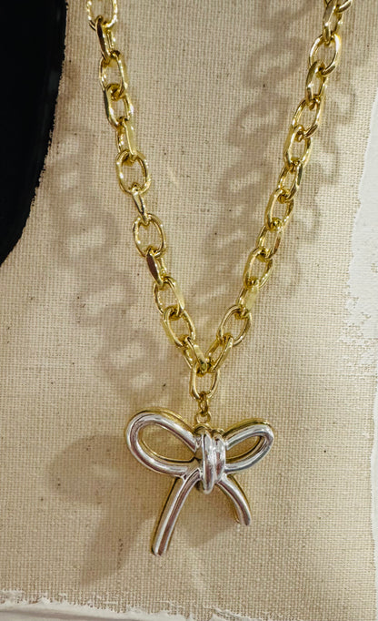 Bow Necklace